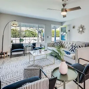 https://the-ivy.palm-springs-ca-hotels.com