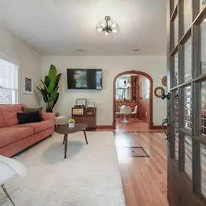 https://mid-century-manor-close-to-downtown-and-food-spots.hotelstampa.org